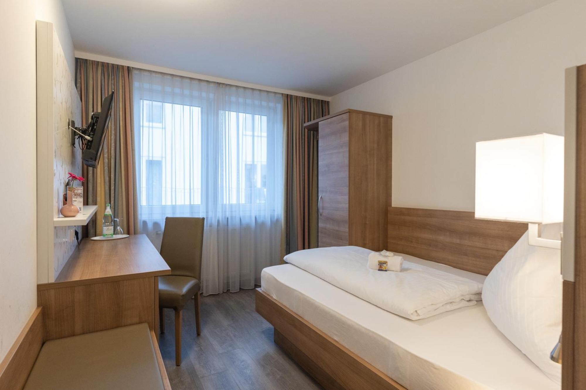 Hotel-Gasthaus "Krone" Boetzingen Bagian luar foto